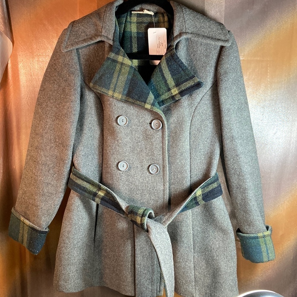 1970’s heavy wool pea coat. Grey and green plaid contrast with belt. Small 300
